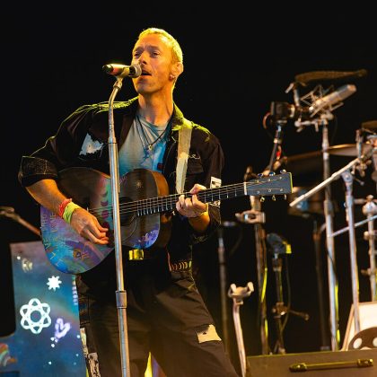 1280px-Coldplay_Glasto24_290624_(11)_(53838000184)