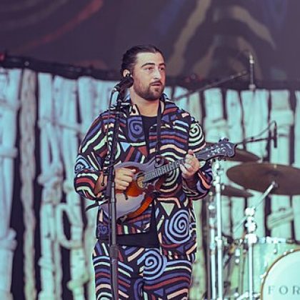 500px-Noah_Kahan_at_Glastonbury_Festival_2025_04